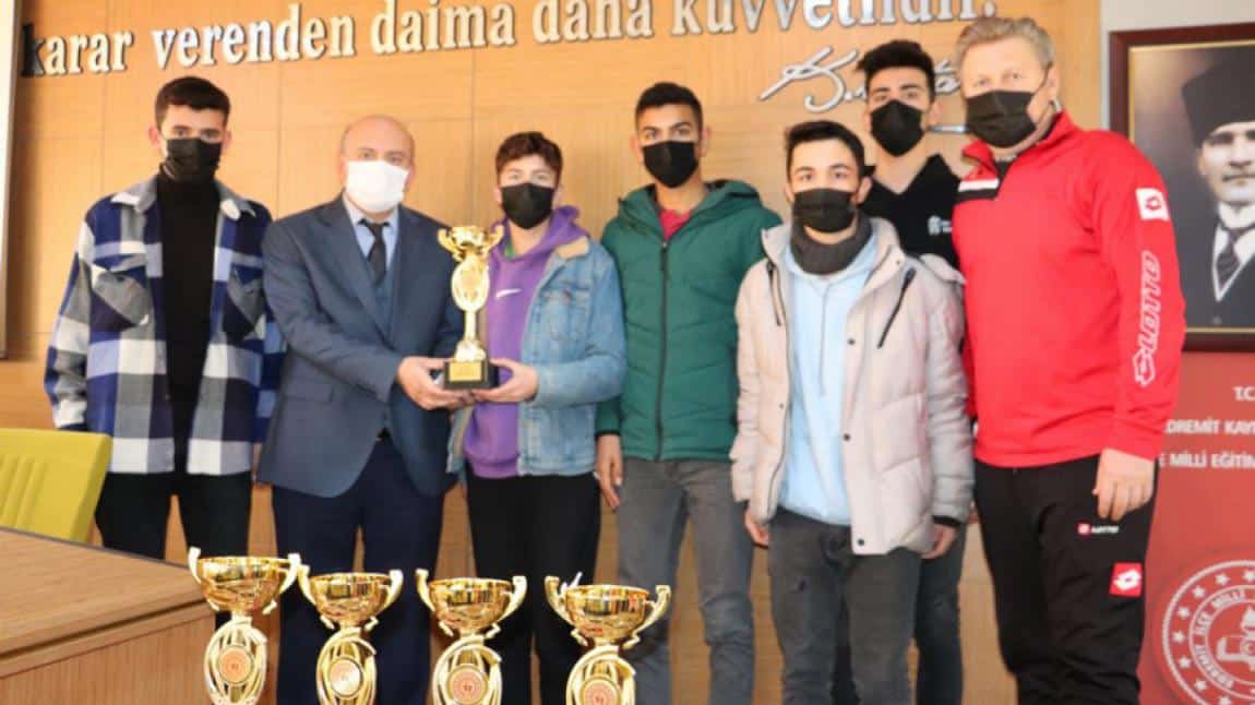 Okul Sporları Faaliyetlerinde Derece Alan Öğrencilerimize Ödülleri Verildi